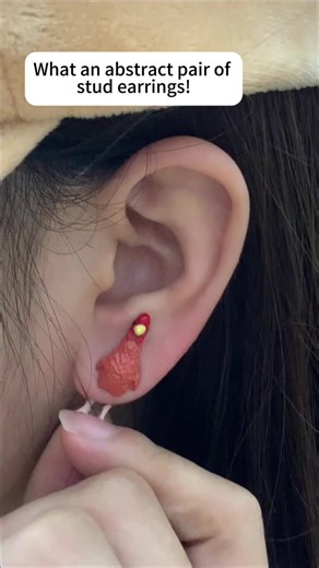 Chick jailbreak in progress!🐤💎 Each ear gets a runaway bird, so ugly it‘s captivating Even my earlobes are doing comedy now😂 #UglyCuteEarrings #SplitChicks #FunnyJewelry #GagGift #AnimalEarrings