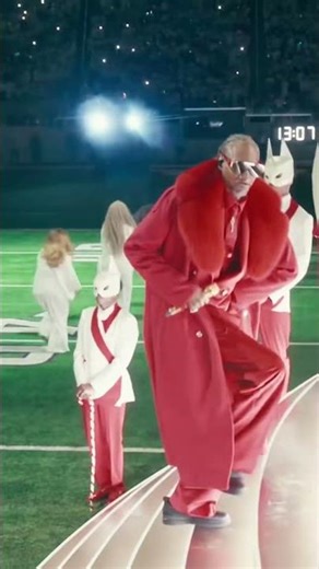 Snoop Dogg performs at SNOOP'S HOLIDAY HALFTIME PARTY on #NFLonNetflix