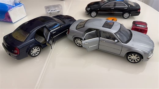 红河motor Max 出品1/18合金6门全开的克莱斯勒300C的V8车模，精致的美国V8全开车模。
