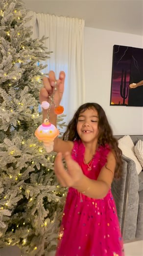 Claudia Yero on Instagram: "Baby Dora ✨ Pequeñas, tiernas, iluminadas… y con una historia distinta en cada una. @tntspace_official Nosotras no sabíamos qué esperar, pero ahora queremos verlas todas 💖 Si quieres descubrir la tuya, entra al enlace de mi perfil y mira la colección completa 💡✨ #thenewtoy #TNTinspired #BabyDora #blindbox #holidaymagic"