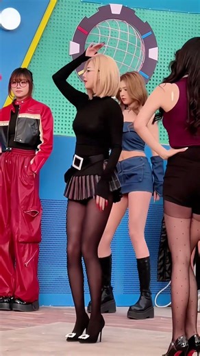 我的眼睛开启了自动跟随 #天津欢乐谷 #天津闪耀冰雪节 #美女 #跳舞