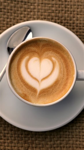 Gemeinsam Zeit nehmen, lernen und lachen 🤍 Latte Art Workshop in der @baristaschool_munich geleitet von Top-Barista @barista_dominik ❄️ 🎄Weihnachten steht vor der Tür! Verschenke Latte-Art- oder Barista-Kurse – ein Erlebnis, das Herz und Tasse wärmt. ☕️ Gutscheine jetzt online ergattern: https://www.baristaschool-munich.de/online-gutschein | Müller - Bäcker seit 1930