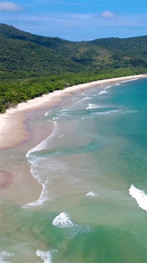 🇧🇷 LOPES MENDES L'une des plus belles plages du monde se mérite ! Voici tout ce qu'il faut savoir pour vivre l'aventure à fond! Pour s’y rendre : départ d'Abraão pour environ 2h30 de randonnée au cœur de la jungle (Sentiers T10 T11). 📍 Sur la route : Vous traverserez les magnifiques plages de Palmas et Pouso. ⚠️ Conseil : Mettez de vraies chaussures de marche ! Le terrain peut être glissant. J’ai vu trop de monde galérer en tongs... ne faites pas la même erreur ! 🚫🩴 🥥 SUR PLACE Le calme : 