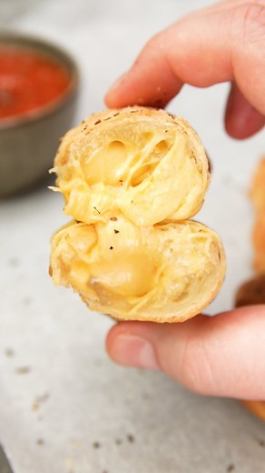 Planet Food on Instagram: "CHEESE STUFFED BREADSTICKS😍 Cheese String Recipe! If you love @stringsandthingsuki you NEED to try these super easy cheesy bread sticks! 🧀Roll out 2 sheets of pizza dough and add cheese strings equal length apart 🥖Sprinkle over 1tbsp each of oregano and basil, save some for topping 🧀Cover with pizza dough and crimp around each cheese string 🥖Cut out your breadsticks, brush each with a little olive oil 🧀Top with some salt and little more seasoning 🥖Bake in the ov