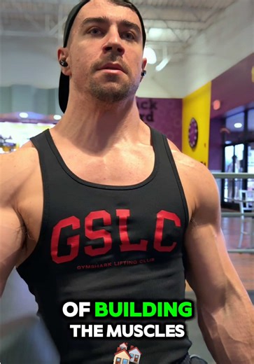 Seated Alternating Bicep Curls: Do them like this for real growth 💪 — Seated curls aren’t about moving weight, they’re about owning every rep. — ✔️ Sit tall, chest up Lock in your posture so the biceps do the work, not momentum. ✔️ One arm at a time Alternating reps improves mind-muscle connection and keeps tension where it belongs. ✔️ Control the way down The eccentric is where growth lives. Slow it down and feel the stretch. — #dumbbell #biceps #arms #workout #onlinecoach