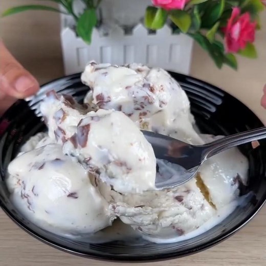 Glace maison aux pépites de chocolat avec de la crème et du lait concentré crémeux.