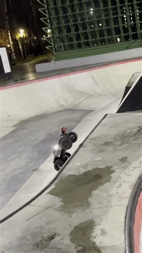 Arrma Notorious 6s bashing. Backflip. Front flip. #arrma #rccar #rc #skatepark #bashing #jump