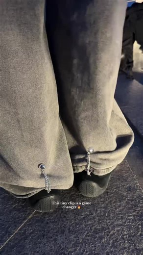These clothing clips are so useful! You can use them to fix long pants, style your jeans, or even add a little detail to your outfit. No sewing, no tools — just clip and go. Perfect for fashion or fun