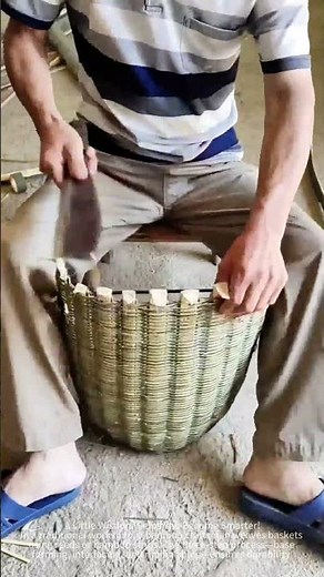 The process of making straw baskets carefully by bamboo craftsmen