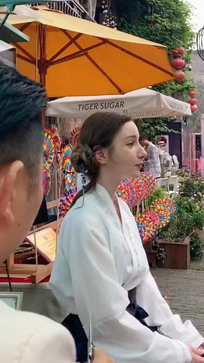 Master of Silhouette Cutting Creates Art in Minutes #art #silhouette #artist | Karios Films | Facebook