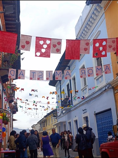Todos los últimos sábados de cada mes los vecinos de la calle Vicente León del centro Histórico de Quito comparten espacios de arte, cultura, deportes y comercio para recuperar y empoderarse estos espacios de tradición. #quito_ecuador🇪🇨 #centrohistoricoquito #rutaleon #tradicional #lugaresquevisitar