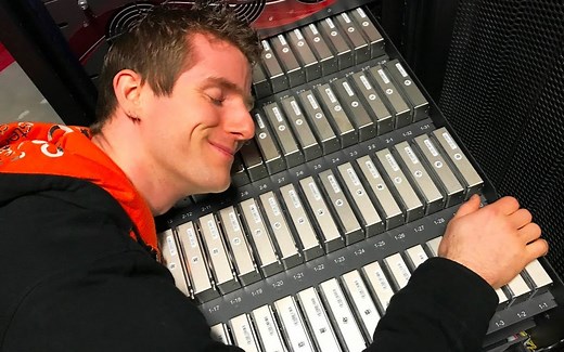 【官方双语】1PB硬盘！——服务器房升级实录 #linus谈科技