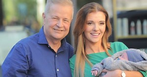 Apoloniusz Tajner został ojcem w wieku 65 lat! Izabela Podolec zdradza, jak radzą sobie z hejtem: „To dziadek jeszcze może?”