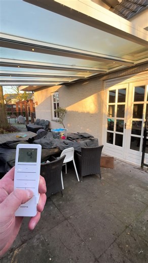 Deze aluminium veranda in Nuenen was al een plaatje… maar nu is ’ie écht compleet 😍 ✨ Strakke aluminium veranda ☀️ Lichtdoorlatend dak voor natuurlijk daglicht 🛡️ Elektrische zonwering onder het dak – stijlvol weggewerkt Waarom dit zo’n slimme keuze is? 🔥 Minder warmte op zonnige dagen 😎 Geen last van felle zon of verblinding 🌬️ Altijd een aangenaam klimaat 🖱️ Bediening met één druk op de knop ⏳ Langere levensduur doordat de zonwering beschermd zit 🌙 En dankzij de ingebouwde verlichting g