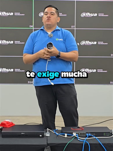 ⚡ Un solo cable… dos funciones. Eso es PoE: energía y datos en el mismo cable de red. Una solución que simplifica la instalación de cámaras y equipos de red. En nuestros talleres también enseñamos estos tips que todo instalador debe conocer. #TipsTecnológicos #Videovigilancia #POE #DIGICORP#TecnologiConProposito #emprendemientos #UNID #educacióntecnológica