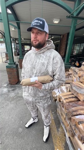 Live Outside Caraluzzi's as we head closer to the storm. Storm prep is underway! | Jack Drake - Western CT Weather