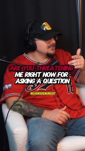 This is what it sounds like when a manipulator is sweet and charming in front of others but behind closed doors they turn into someone unrecognizable 🎭⚠️ To friends and family, they’re funny, attentive, even affectionate. But when the door closes, everything changes. Suddenly, you’re walking on eggshells. They criticize you, belittle you, or withdraw affection completely. The person everyone praises is not the one you know at home. 🧠 The psychology behind it: This is called “masking.” Manipula