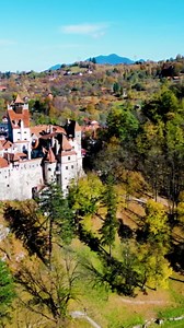 Le château de Bran : la demeure mythique de Dracula vue par drone.