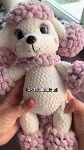 🧶 Me cancelaron este pedido por ser demasiado caro y terminé vendiéndolo al triple. Una clienta me dijo que alguien se lo hacía por la mitad. Mi primer instinto fue bajar el precio para no perder la venta. Pero miré la pieza y me negué. Le agregué una falda de hilo efecto burbuja rosa viejo, le bordé pestañas y lo convertí en algo completamente exclusivo. Cuando se vendió en solo dos horas, entendí todo. No se trata de cobrar menos, se trata de valorar tu trabajo y encontrar a las personas que 