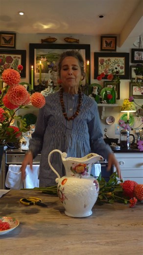 "One of my most favourite things to do is arranging flowers" says Butter. Watch Butter Wakefield putting together her brilliant dahlias with cosmos, salvias and verbena to create a wonderful arrangement that she describes as a "beautiful tangle of colour". Serves as a great reminder of what to plant with your dahlias this spring! This year Butter Wakefield joined the Sarah Raven Collective to create the first Butter Wakefield x Sarah Raven Dahlia Collection. Shop now: https://www.sarahraven.com/