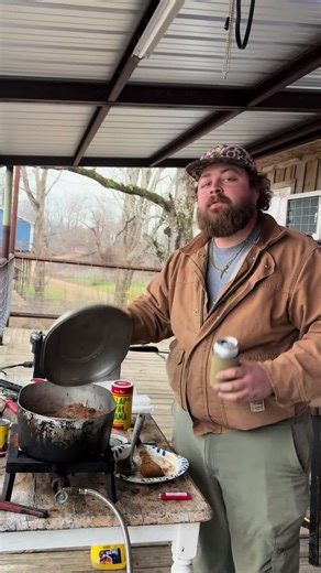 Round steak in a gravy, got the old magnalite out tonight watching the cold front roll in! Yall check it out! #louisiana #cooking #castiron #magnalite