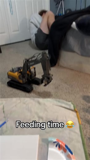 Special delivery 🚚 (🎥:ZoeyZayas/ig) | Zoo Animal Feeding