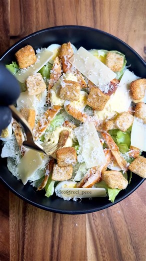 🥗 Crispy homemade Chicken Caesar Salad with Creamy Dressing