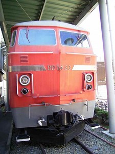 棒高跳びをやらかした?!鉄道車両