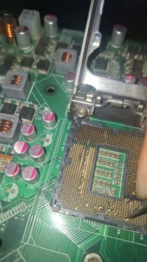 Borá lá corrigir esse pinos do Socket do processador #pc #reaction Parte 2 👀