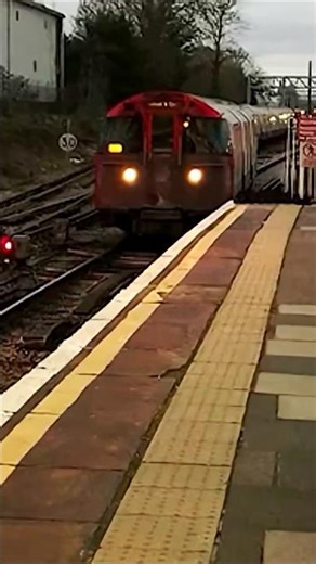 Why Don't ALL Bakerloo Line Trains Go to Harrow & Wealdstone? 🤔#train #LondonUndergroundrain