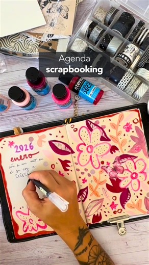 Tu agenda 2026 no tiene que ser aburrida 👀✨ Mirá cómo la transformamos con scrapbooking y Acrílico Deco 🎨 🌸 Ilustración floral 🖌 Lettering a mano 💗 Capas de color y contraste Una agenda personalizada, creativa y hecha por vos. 💾 Guardá esta idea para intervenir tu planner 💬 ¿Sos team minimalista o agenda full color? #Scrapbooking #Agenda2026 #AgendaPersonalizada #PinturaAcrílica #ArtJournal ManualidadesCreativas PlannerCreativo | Pinturas Eterna