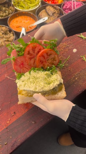 Ugens sandwich: italiensk klassiker. Top mums med friske tomater. Vi ses i butikkerne | Helgesost