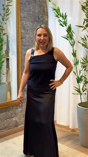 ROSS | Moda Feminina on Instagram: "A saia de cetim é aquela peça que transforma qualquer look. ✨🫶 Com caimento leve, brilho delicado e movimento impecável, ela traz elegância sem esforço. Perfeita para composições mais clássicas ou modernas, do dia à noite, sempre com um toque refinado. Compre online pelo WhatsApp ou em uma de nossas lojas físicas: 📍Zona Sul: Rua Silvio Silveira Soares, 2754 - Cavalhada 📍Zona Norte: Av. Francisco Trein, 711 - Cristo Redentor 🛵Entrega expressa por Uber Flash