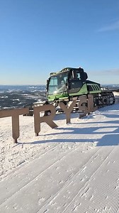 Keep it mean, keep it green 💪 SkiStar Trysil is currently testing our 𝗳𝘂𝗹𝗹𝘆 𝗲𝗹𝗲𝗰𝘁𝗿𝗶𝗰 𝗛𝗨𝗦𝗞𝗬 𝗲𝗠𝗢𝗧𝗜𝗢𝗡 and took it up the mountain to let it feel the Easter sun ☀️ Credits: Ola Matsson 📸 #PRINOTH #HUSKYeMOTION #makeadifference | Prinoth Snow Groomers