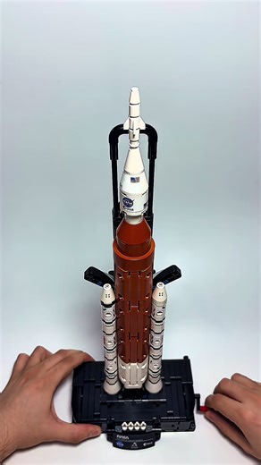 Construyendo el SLS de Artemis de NASA en LEGO
