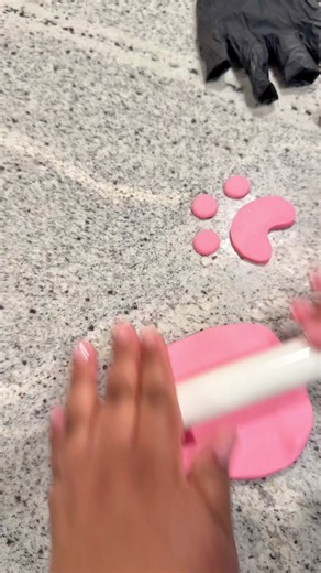 Shanice (@sweetsbyshanice) - How to Make Fondant Paw Prints for Cakes