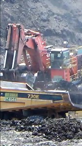 Hitachi Ex3600 excavator vs haulpak | Tambangreal