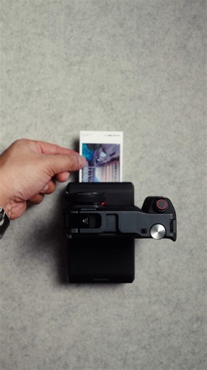 Insta360 Ace Pro 2【閃印套裝】正式登場 📸🖨️ ✅ 專業街拍手柄，支持2倍無損變焦；內建電池，隨心暢拍 ✅ 口袋打印機，即拍即印，讓美好躍然紙上 ✅ 新增徠卡單色HC、徠卡永恆大師級濾鏡 ✅ 新增復古港風、南法假日經典電影濾鏡，解鎖大師級電影質感 🎥 video by @roldangilbuena #Insta360 #AcePro2 #影像 | Insta360