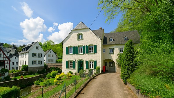 Monreal, Germany – Explore a Picturesque Town with Rich History in the Eifel (4K)