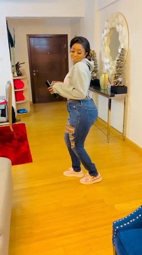 Amber Ray's Casual Dance Routine in Festive Living Room