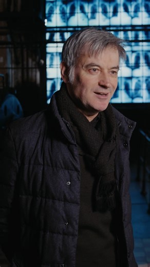 Behind the scenes: X-RAY & Christoph Brech EN below ⬇️ Seine Arbeit „ODEM“ hat der Münchner Künstler Christoph Brech eigens für die Völklinger Hütte konzipiert. Zu sehen sind Röntgenbilder von Menschen, die einst in und um die Völklinger Hütte gearbeitet haben. Schaut man genau hin, kann man sehen, dass einige Lungen nicht gesund sind. Das Werk ist den Arbeiter:innen gewidmet: Die Arbeit auf der Hütte war mit einer hohen Staubbelastung verbunden und die Hüttenleute mussten ein hohes Gesundheitsr