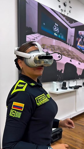En el marco de la estrategia Dignidad de la Policía Nacional, avanzamos hacia una educación más humana, tecnológica y de calidad. La Dirección de Educación Policial, junto a la Oficina de Tecnologías de la Información y las Comunicaciones, exploran nuevas formas de aprendizaje a través de la simulación y la virtualidad, impulsando un salto cualitativo en la formación de nuestros policías. Este compromiso con la innovación fortalece las capacidades institucionales y promueve una praxis más profes