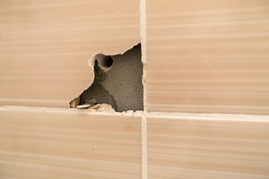 Fliesen reparieren auf 4 Arten * Anleitung, Videos und Tipps