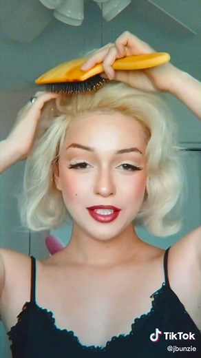 Finally we are done with the look and here’s how I do Marilyn Monroe’s hair! I just curl every piece downwards and then brush back and curl the ends in! #marilynmonroe #tutorial #makeup #vintage