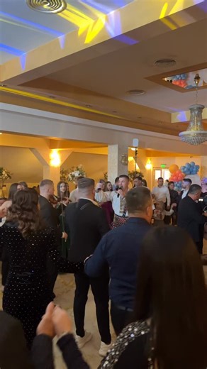 Am cântat și în seara asta pentru oameni petrecăreți de la Bârsău de Sus ! 🥂 | Ionut Bledea