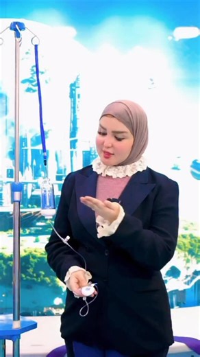 ‎مركز دمشق الطبي واسط‎ on Instagram‎: "تخيّل مريضًا بعد العملية الجراحية، يعاني من ألم شديد، لكنه لا ينتظر أحدًا… بضغطة زر يتحكم بألمه بنفسه. هذه هي فكرة جهاز PCA – Patient Controlled Analgesia. جهاز الـPCA يسمح للمريض بالحصول على جرعات مسكنة عند الحاجة، لكن ضمن حدود أمان دقيقة لا يمكن تجاوزها. وهنا يظهر الدور المحوري (لأخصائي التخدير. بأشراف د.انور ) أخصائي التخدير هو من يختار الدواء المناسب، يحدد الجرعة، يضبط وقت القفل، ويتابع استجابة المريض بدقة، ليوازن بين تسكين الألم ومنع المضاعفات. لذلك، ج