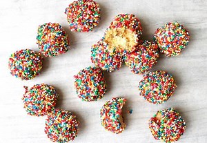 Easy fairy bread cake balls