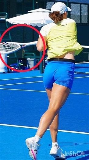 Why Does Iga Świątek's Ball Feel SO Heavy? 🎾🔥