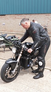 Norton Wankel Rotary Cafe Racer start-up and engine sound. The starting point for this project was a 1988 Norton Commander with a Norton Rotary engine. Some other interesting features include a Kawasaki ZX7R front end, Manx Norton tank and Norton F1 tail fin. There’s some photos on our feed a few posts back and also a YouTube video on this bike over on our main YouTube video if you’re interested. Thanks to David Brown for showing us his bike. @nortondavid7 @andovernorton #nortonrotary #nortonwan