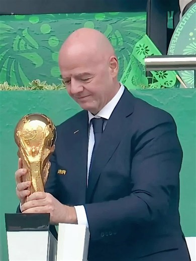 #soccer #tiktokcampaign Why was Salma Hayek escorted out of the venue by security? #WorldCup #SalmaHayek #USA